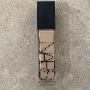 Nars Radiant Natural Longwear Foundation- Deauville